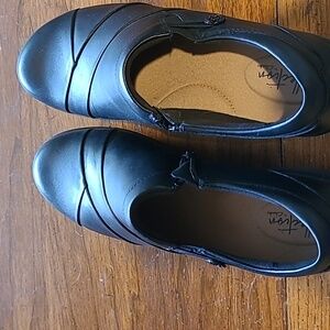 Size 8 1/2 black collection clark dress shoe/clog